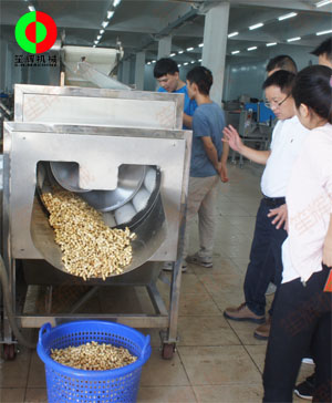 客戶(hù)到公司現(xiàn)場(chǎng)考察,并測(cè)試果蔬清洗機(jī)對(duì)花生的清洗效果！