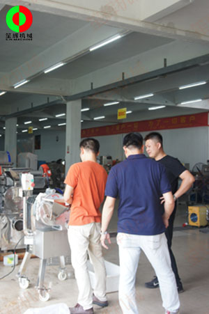 瓜果三維切丁機(jī)測(cè)試效果滿意，客戶付款購(gòu)買隨車運(yùn)走！