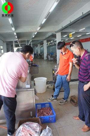 佛山某肉食品加工配送中心客戶一行人親臨我司測(cè)試訂購(gòu)洗排骨機(jī)等設(shè)備！