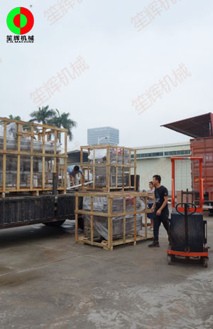 提升輸送機(jī)、渦流洗菜機(jī)、毛刷清洗去皮機(jī)等設(shè)備交付客戶(hù)！